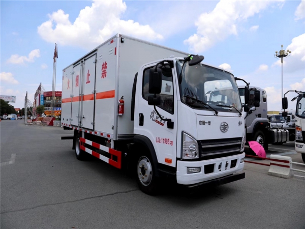 国五解放虎VH140马力厢式运输车（三类易燃液体）