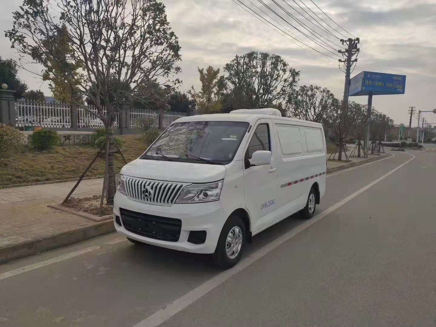 长安睿行M80面包冷藏车（容积3.6立方）